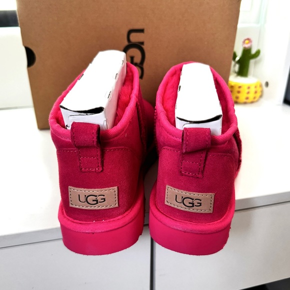 Women’s classic ultra mini UGGS - Picture 3 of 4